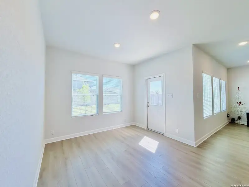 Spacious, unfurnished interior of a new home in , Live Oak (Image 43).
