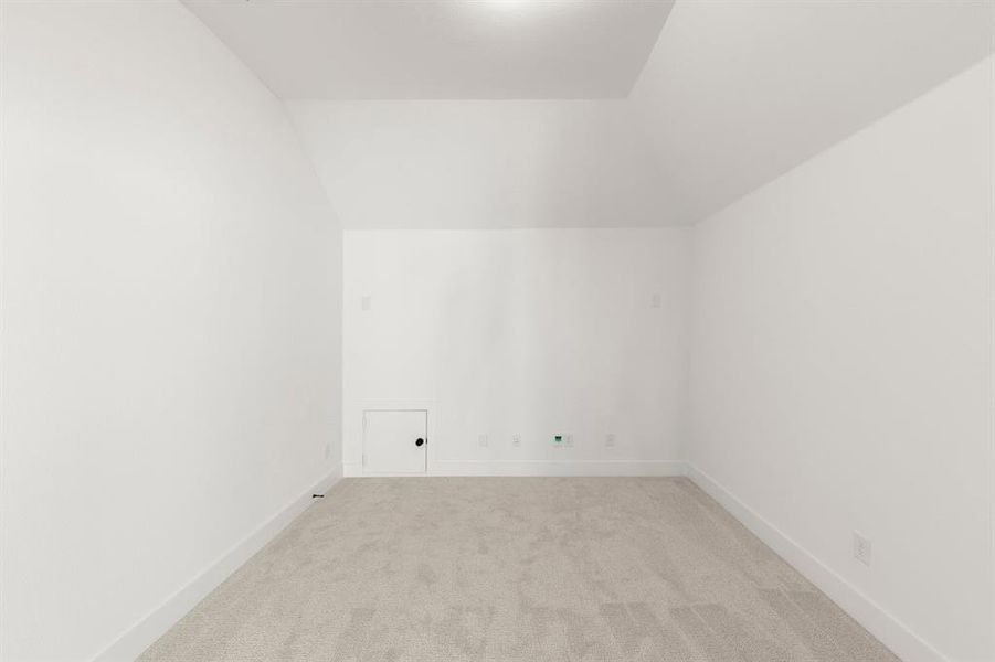 Spacious, unfurnished interior of a new home in Edgewood Creek, Celina (Image 28).