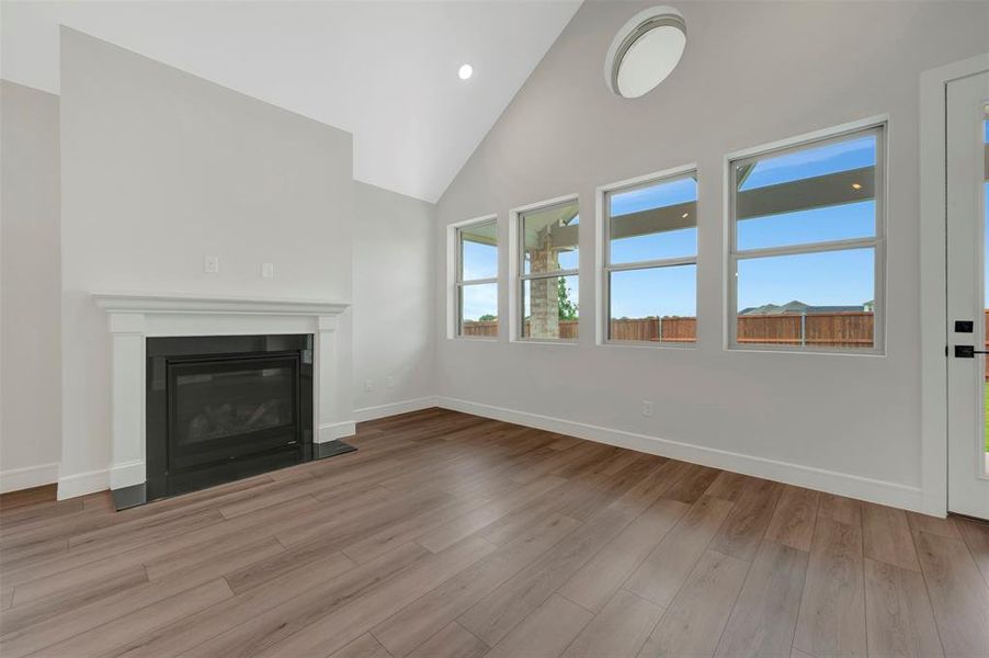 Spacious, unfurnished interior of a new home in Heritage Ranch, Sherman (Image 13).