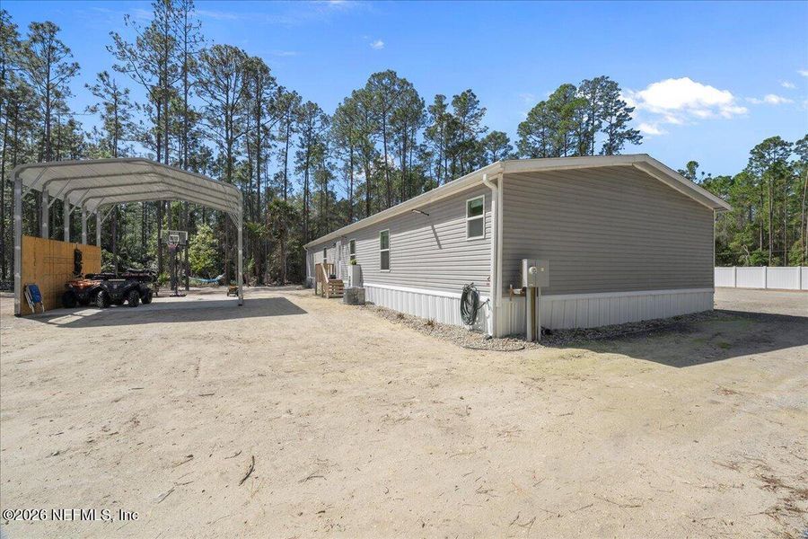 Exterior details and patio area of a home in , Palatka (Image 19).