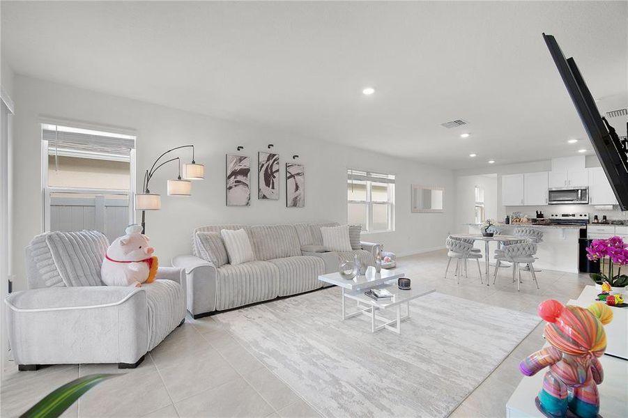 Furnished interior view inside a new home in Kindred, Kissimmee (Image 7).