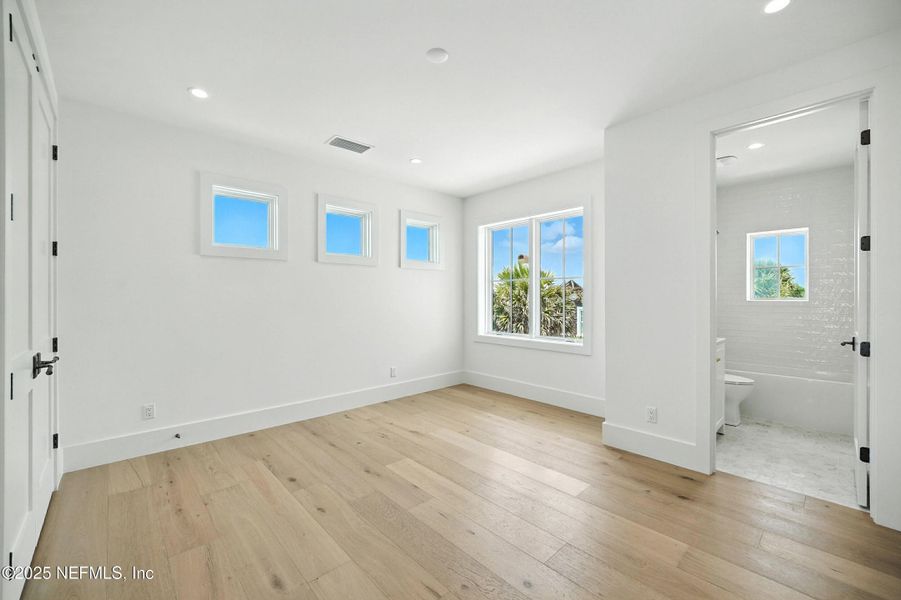 Spacious, unfurnished interior of a new home in , Neptune Beach (Image 19).