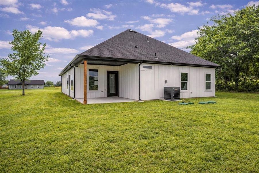 Exterior details and patio area of a home in , Boyd (Image 4).