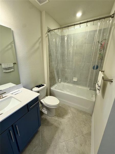 Furnished interior view inside a new home in , Orlando (Image 38).