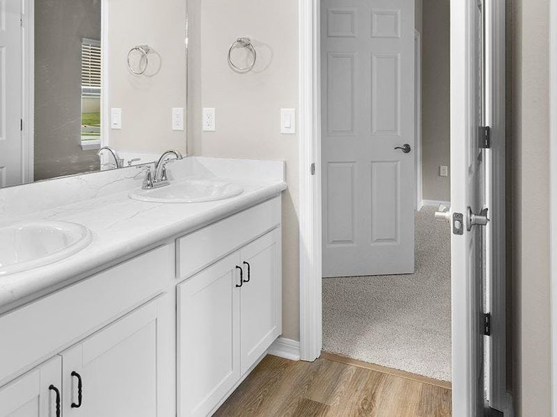 Secondary bedrooms share a Jack-and-Jill hall bath.