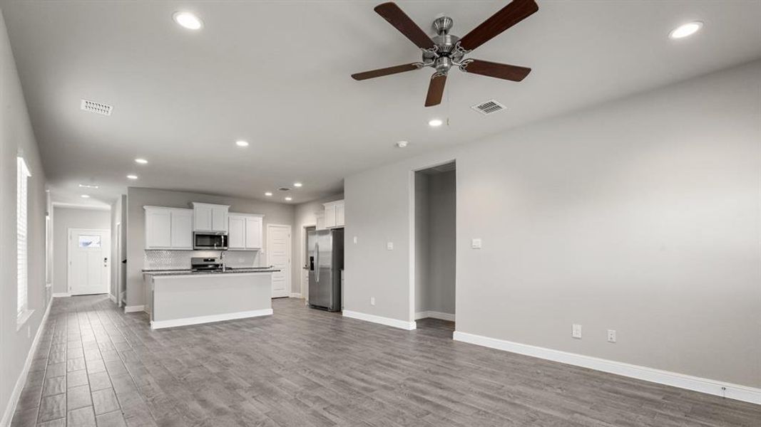 Spacious, unfurnished interior of a new home in Rock Creek Ranch, Fort Worth (Image 13). Spacious, unfurnished interior of a new home in Rock Creek Ranch, Fort Worth (Image 13).