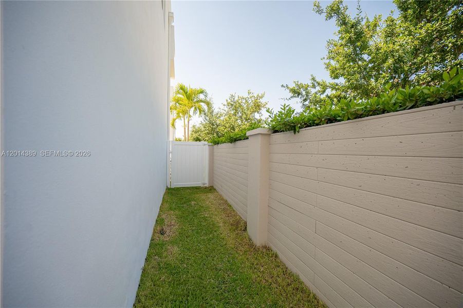 Exterior details and patio area of a home in , Doral (Image 4).