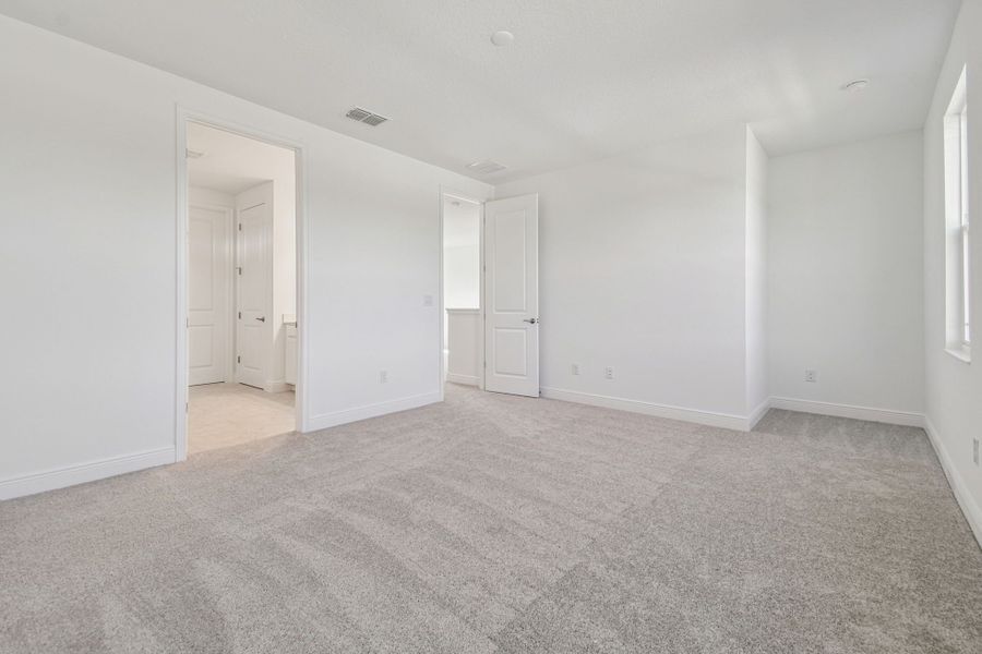 Representative unfurnished interior of a home built from the 50 ' - Saratoga by William Ryan Homes in Tamarack at Two Rivers, Zephyrhills (Image 37).