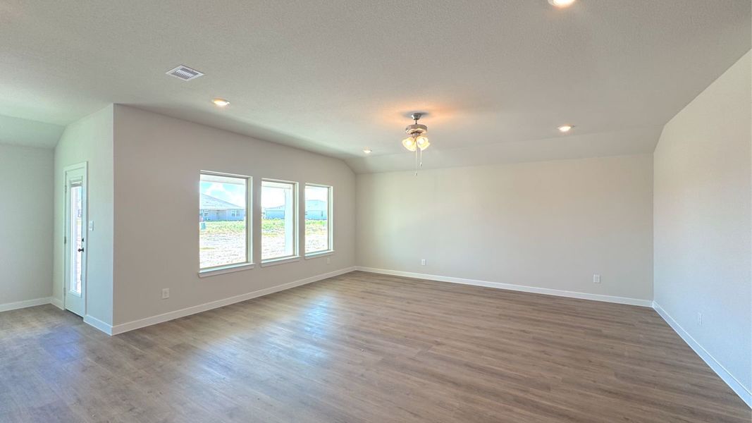 Spacious, unfurnished interior of a new home in King's Landing, Corpus Christi (Image 11).