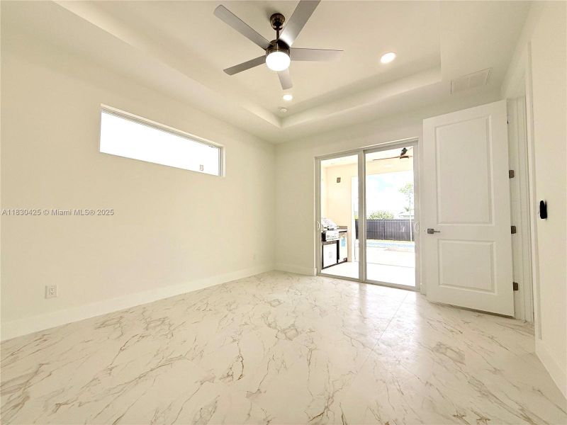 Spacious, unfurnished interior of a new home in , Cape Coral (Image 19).