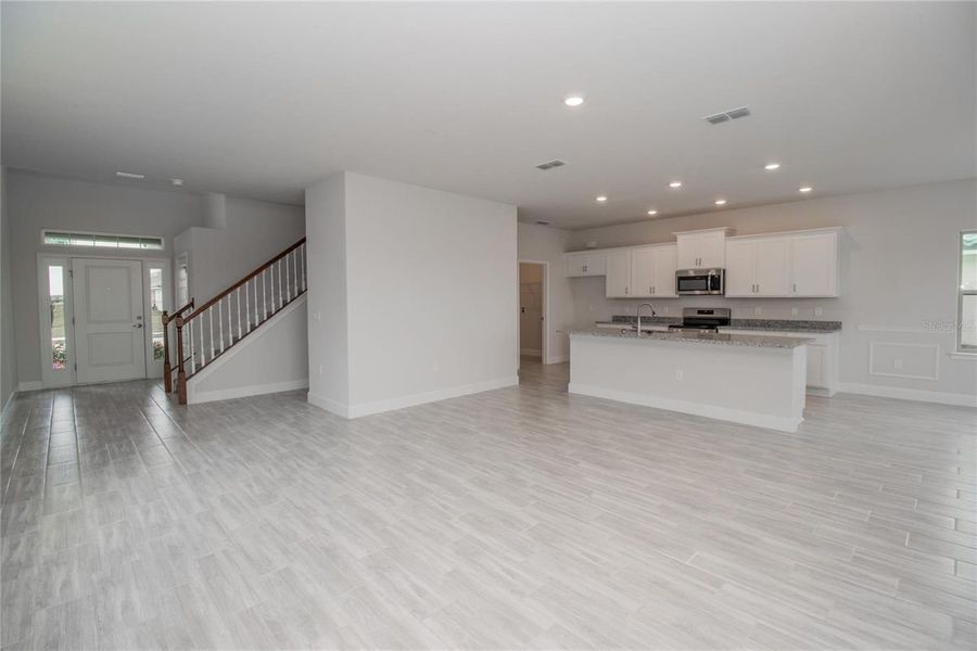Spacious, unfurnished interior of a new home in St. John's Preserve, Palm Bay (Image 13).