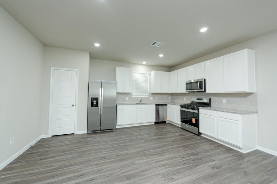 Furnished interior view inside a new home in Mackenzie Creek, Conroe (Image 6).