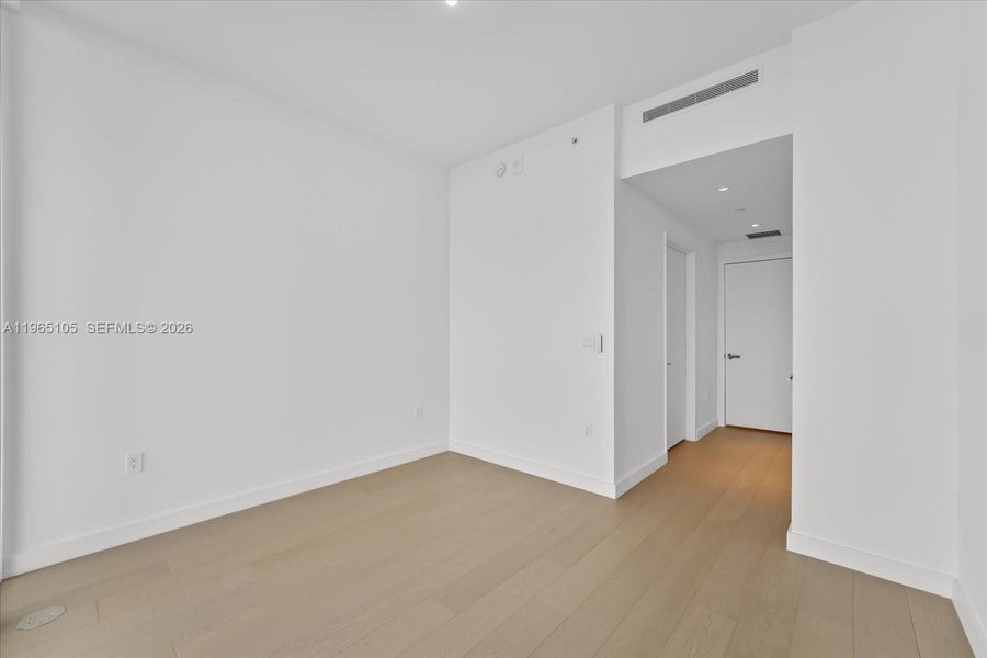 Spacious, unfurnished interior of a new home in , Miami Beach (Image 42).