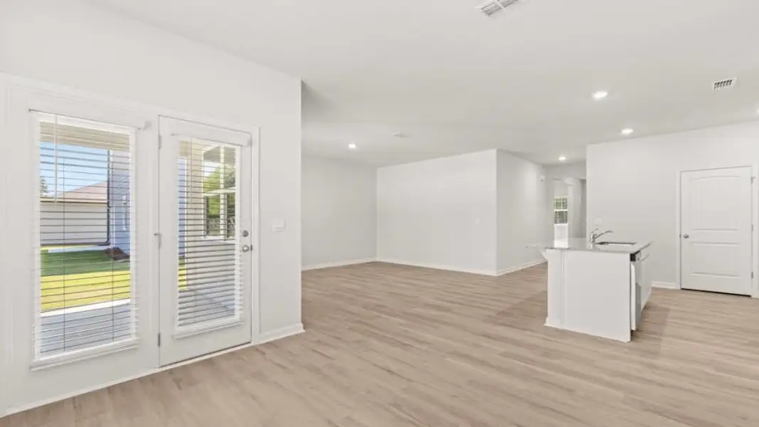 Spacious, unfurnished interior of a new home in Oakleigh Glen, Dallas (Image 9).