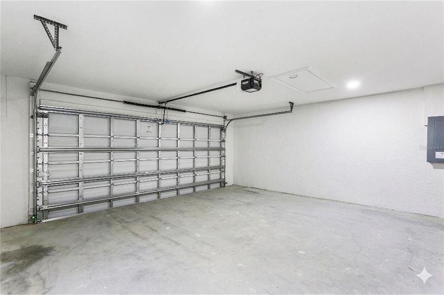 Spacious, unfurnished interior of a new home in , Cape Coral (Image 30).