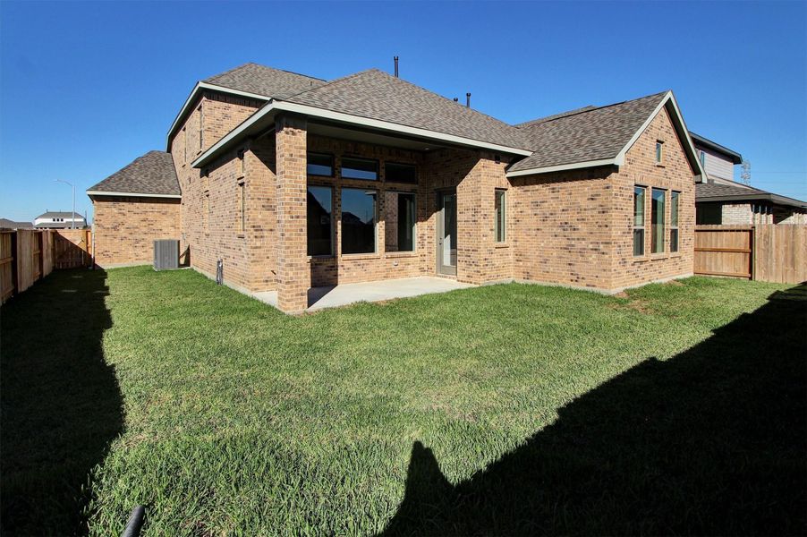 Exterior details and patio area of a home in Canterra Creek  60', Rosharon (Image 23).