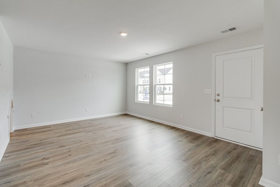 Spacious, unfurnished interior of a new home in Astoria, Columbia (Image 15).