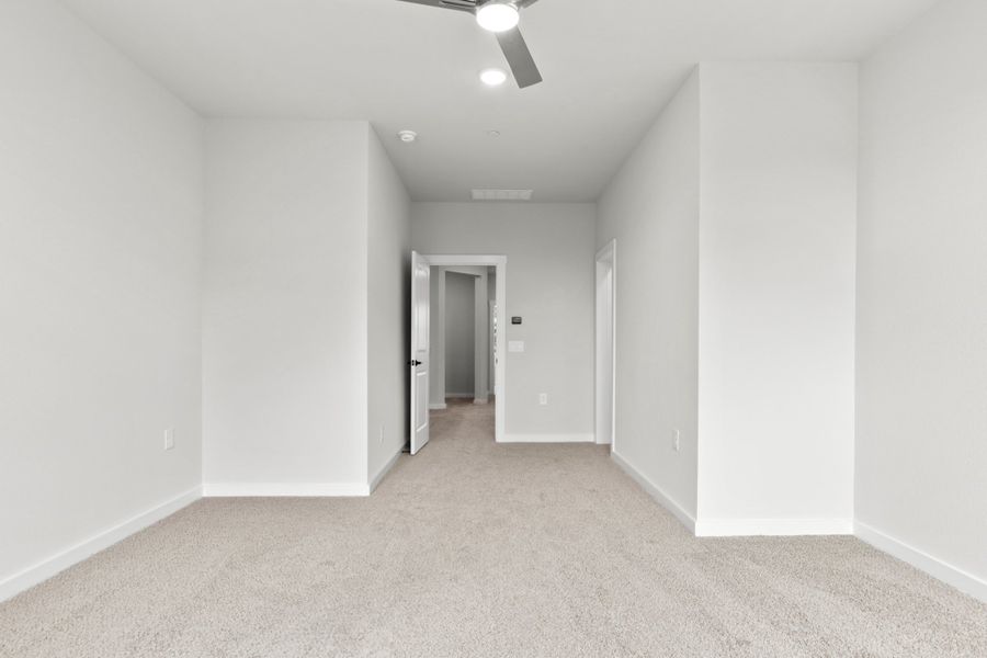 Spacious, unfurnished interior of a new home in Ten Mile Creek, Celina (Image 40).