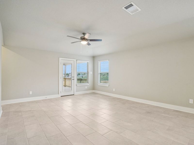 Spacious, unfurnished interior of a new home in Lark Canyon, New Braunfels (Image 15).