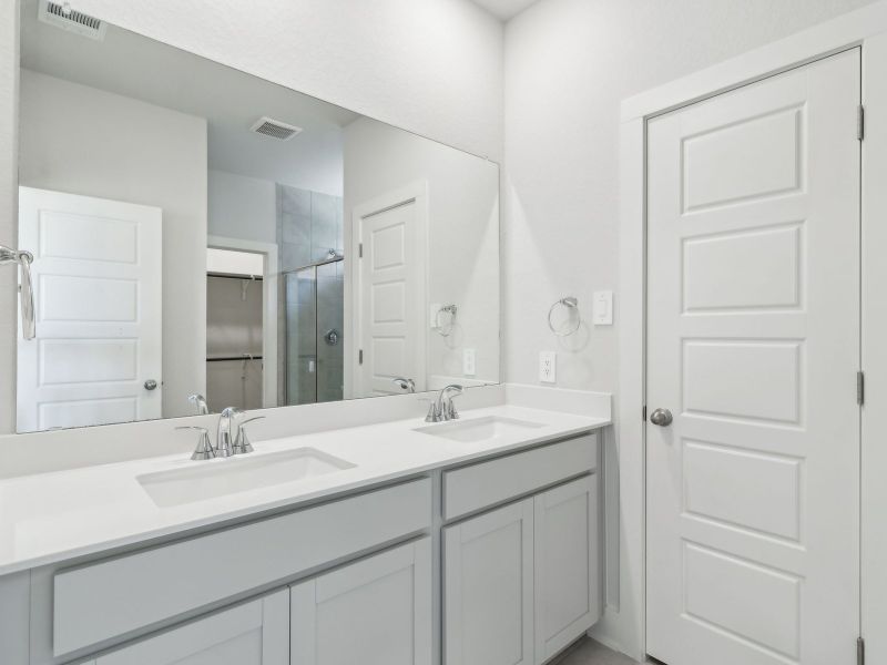 Primary suite bathroom in the San Saba floorplan at a Meritage Homes community.