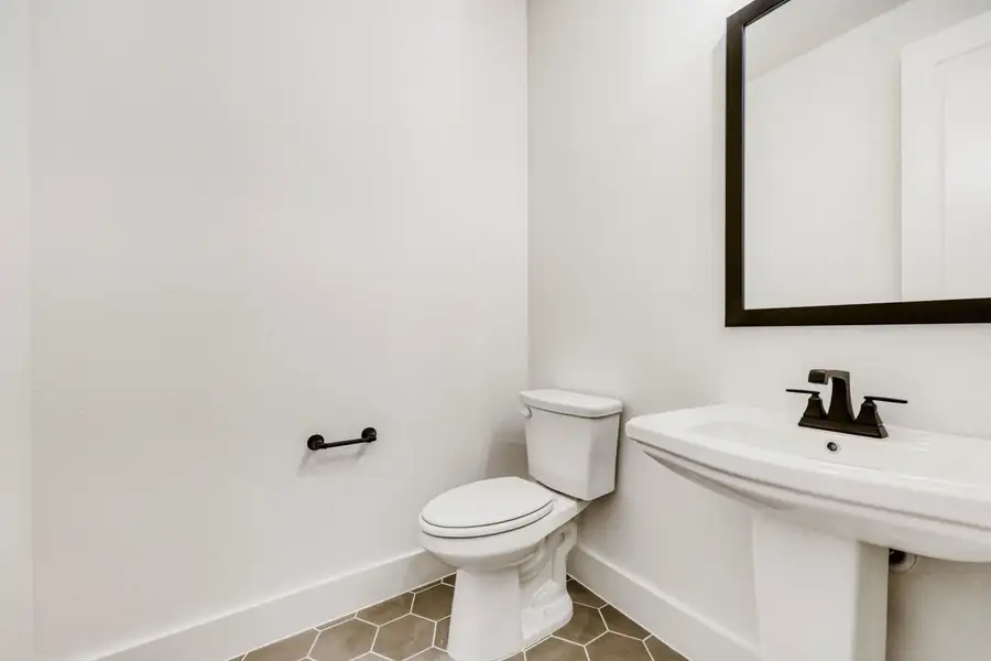 501 Splitrock - Powder Bathroom