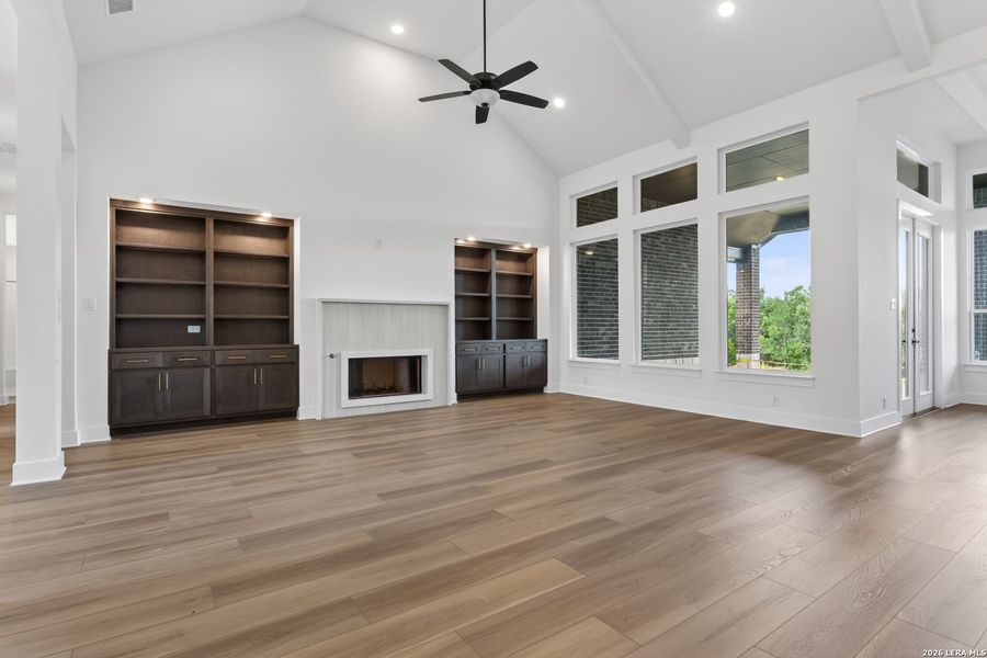 Spacious, unfurnished interior of a new home in Waldsanger, New Braunfels (Image 39).
