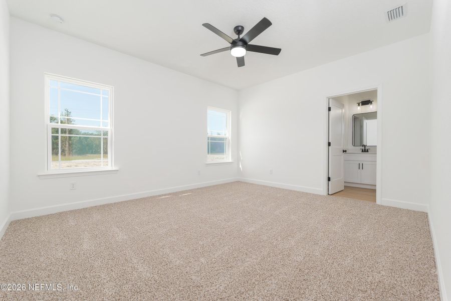 Spacious, unfurnished interior of a new home in , Middleburg (Image 7).
