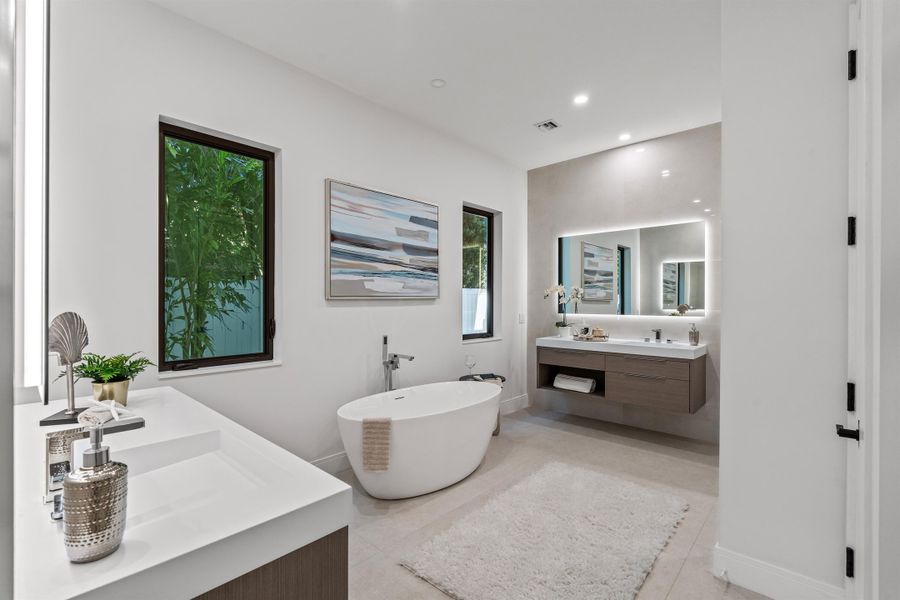 PRIMARY_BATHROOM_LOOKING_OUT_DT