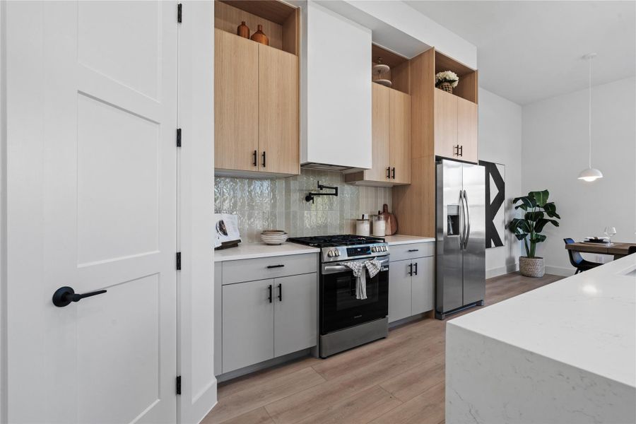 Vertical cabinet alignment and balanced appliance placement create a highly efficient working kitchen, where thoughtful spacing and proportion enhance both performance and visual order.