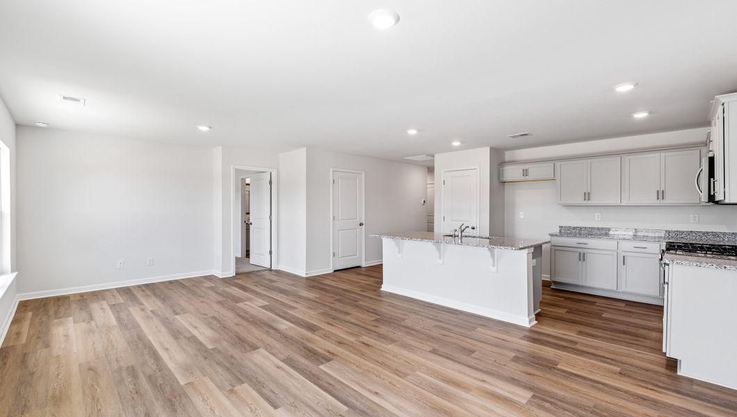 Spacious, unfurnished interior of a new home in Stone Creek, Clinton (Image 14).
