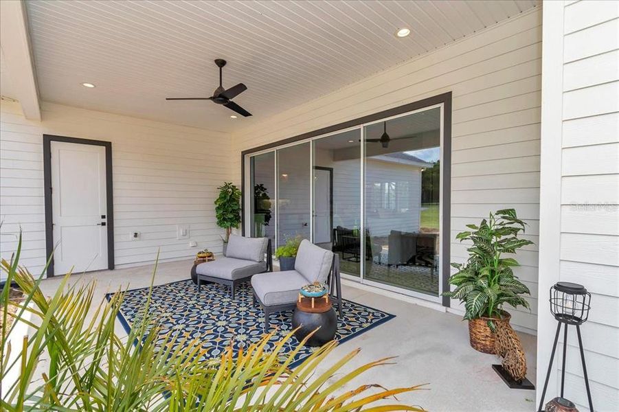 Exterior details and patio area of a home in , Citra (Image 36).