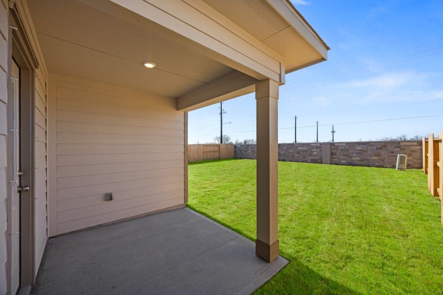 Exterior details and patio area of a home in Ashland, Houston (Image 3).