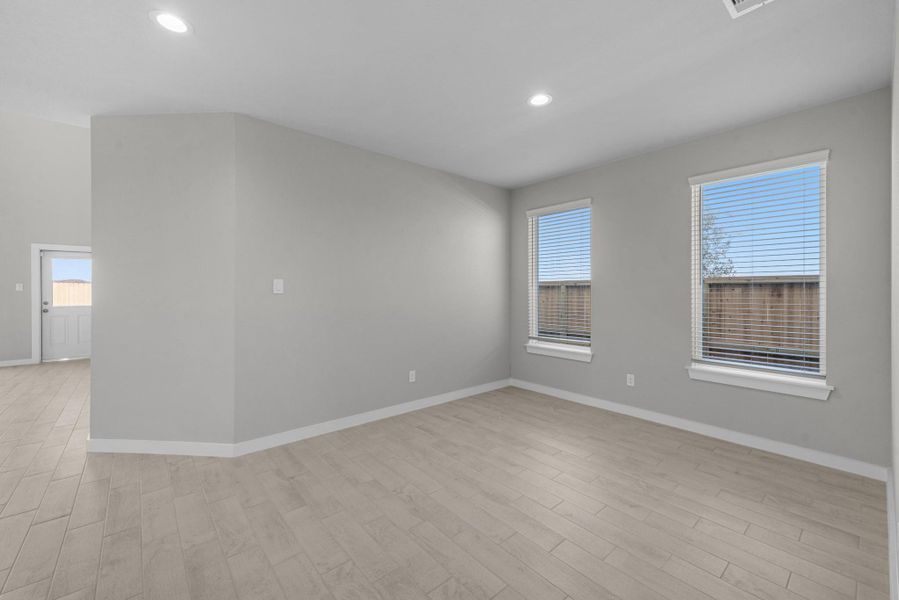 Spacious, unfurnished interior of a new home in Sunterra Lakes, Brookshire (Image 20).