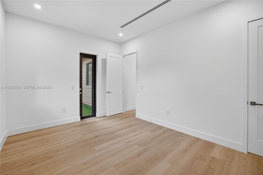 Spacious, unfurnished interior of a new home in , Fort Lauderdale (Image 41).