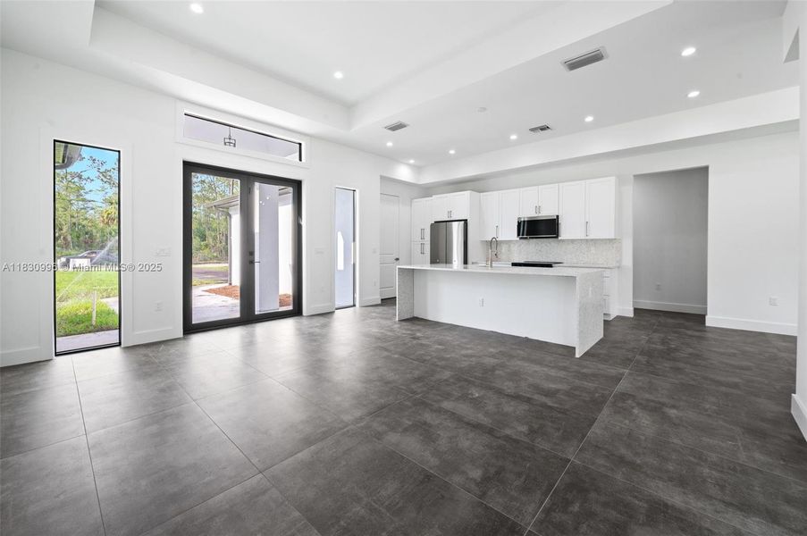 Spacious, unfurnished interior of a new home in , Naples (Image 32).