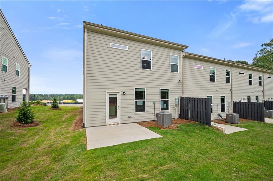 Exterior details and patio area of a home in Abbotts Crossing, Conyers (Image 17).