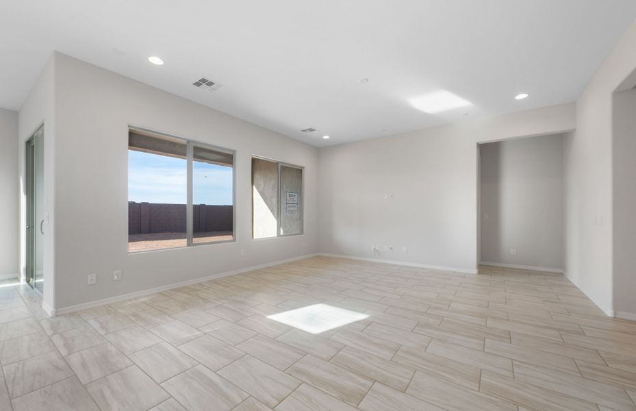 Spacious, unfurnished interior of a new home in Artisan at Asante, Surprise (Image 27).