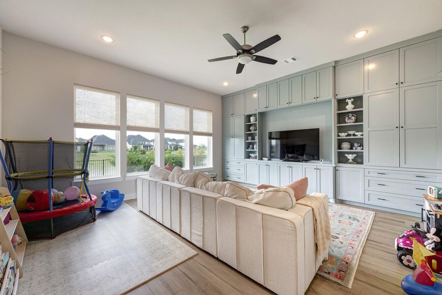Furnished interior view inside a new home in Cross Creek Ranch 65′, Fulshear (Image 6). Furnished interior view inside a new home in Cross Creek Ranch 65′, Fulshear (Image 6).