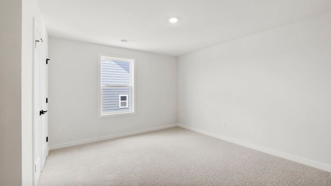 Spacious, unfurnished interior of a new home in Sunset Summits, Spartanburg (Image 36).