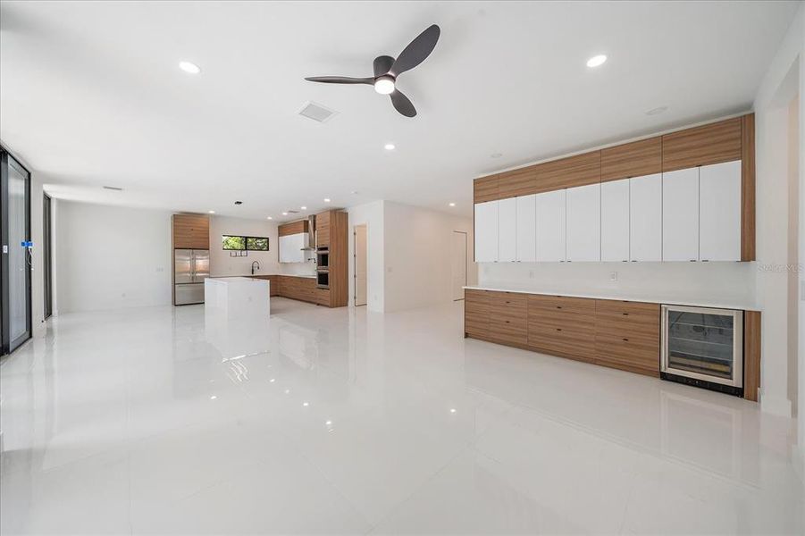 Spacious, unfurnished interior of a new home in , Sarasota (Image 15).