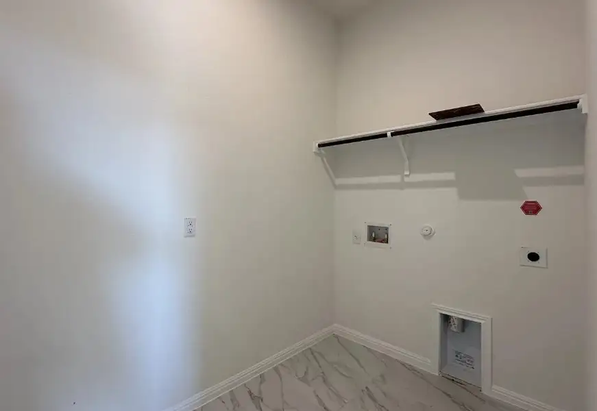 Spacious, unfurnished interior of a new home in Porter Country, Buda (Image 11).