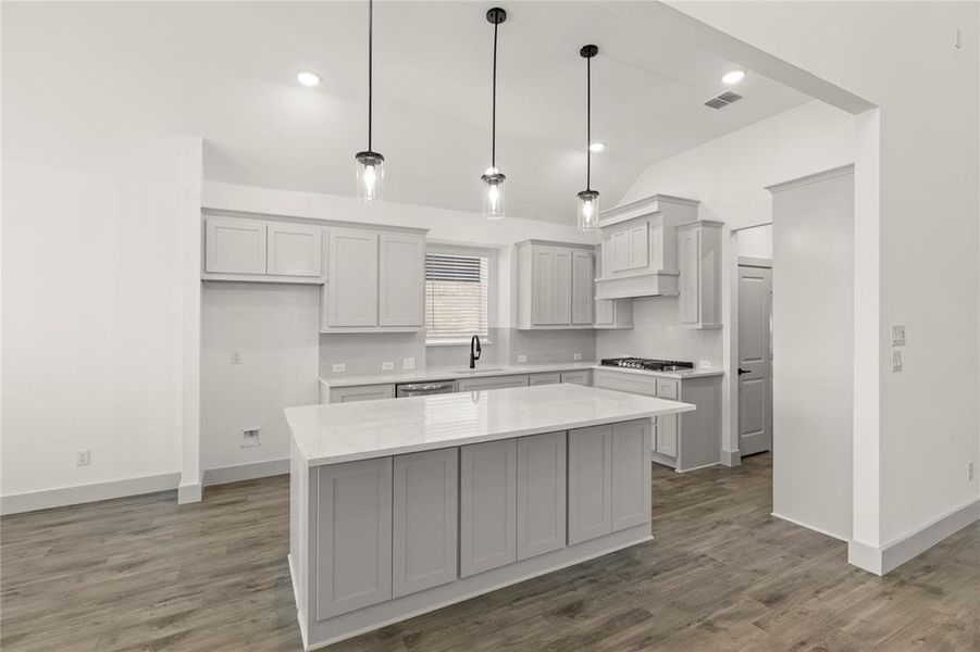 08. 544 Wickerdale - Kitchen (2)