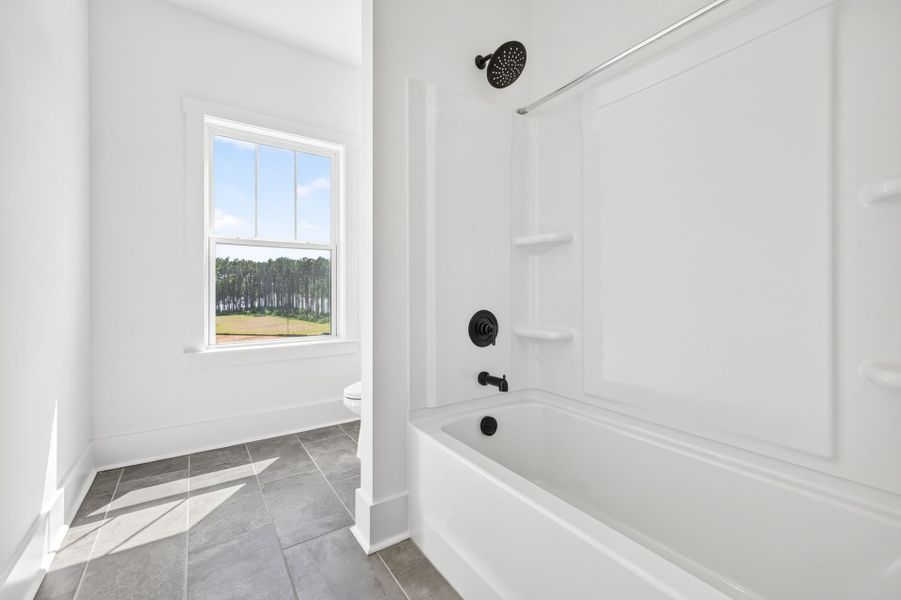 Spacious, unfurnished interior of a new home in Edgewater - Harbor Pointe, Lancaster (Image 23).
