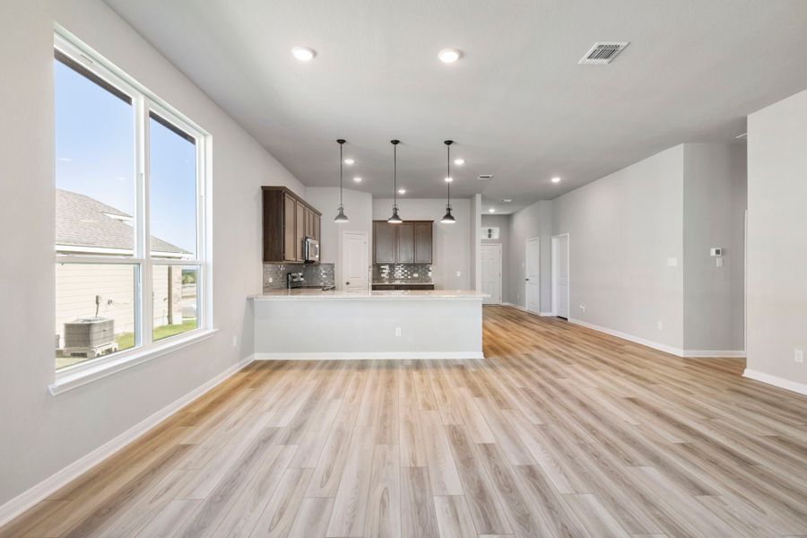 Spacious, unfurnished interior of a new home in Arroyo Ranch, Seguin (Image 13).