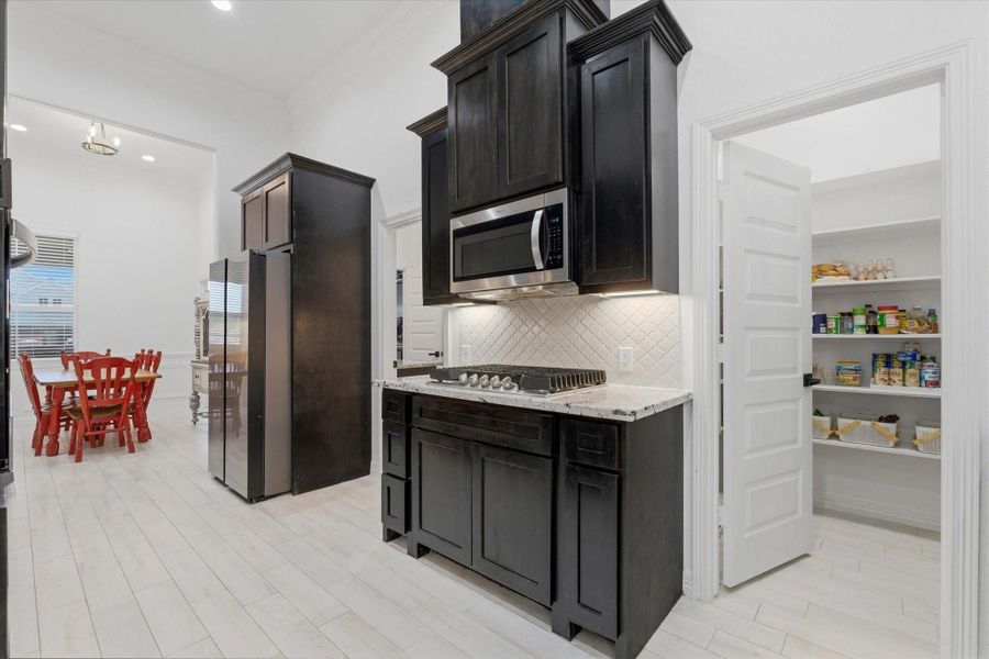 Gas cook-top and large walk-in pantry