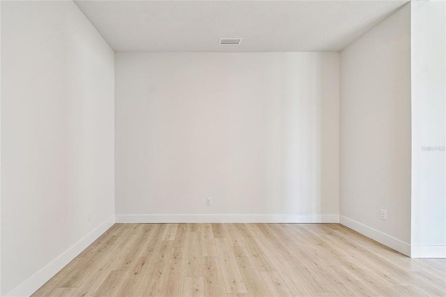 Spacious, unfurnished interior of a new home in Palmera Wellen Park - Classic Series, Venice (Image 22).