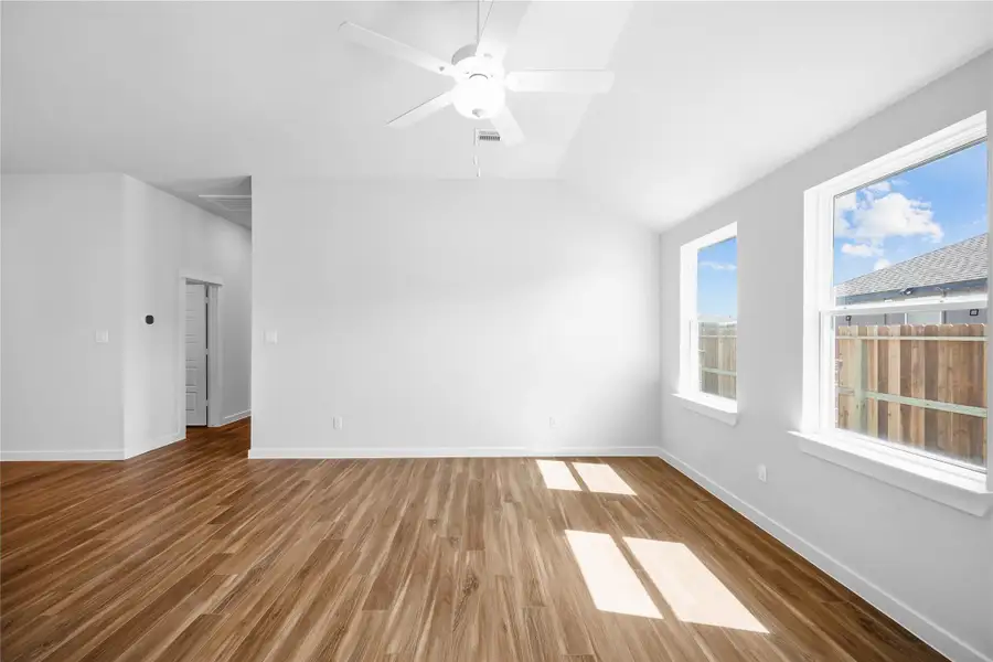 Spacious, unfurnished interior of a new home in Santa Fe, Cleveland (Image 14).