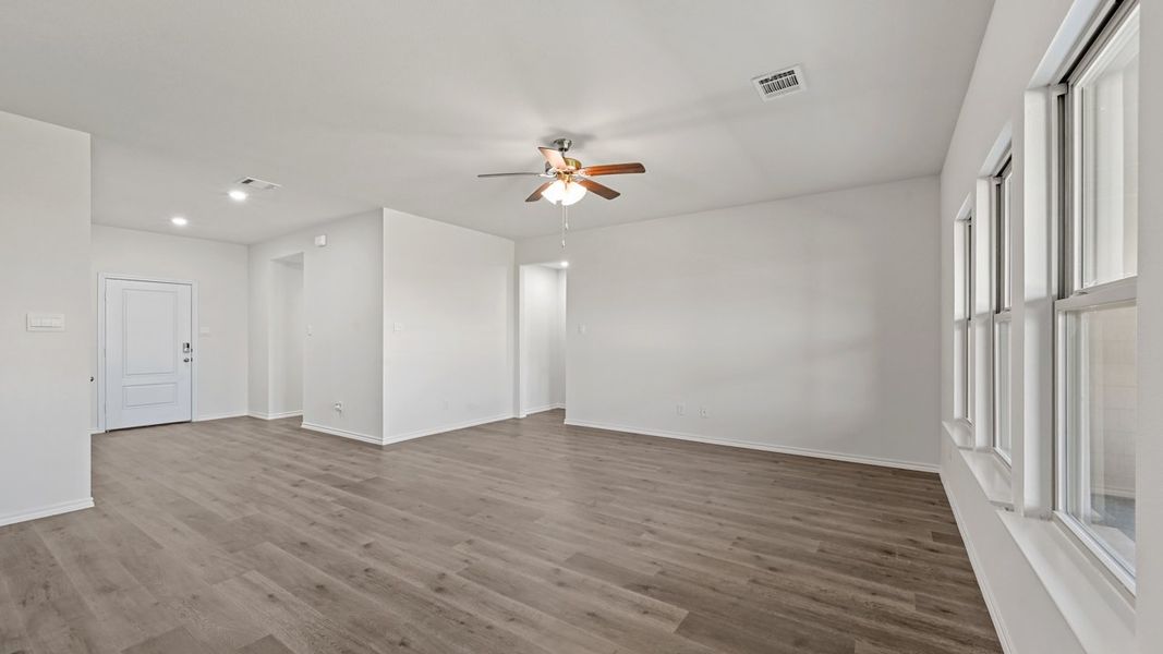 Spacious, unfurnished interior of a new home in Saddlebrook, Waxahachie (Image 20).