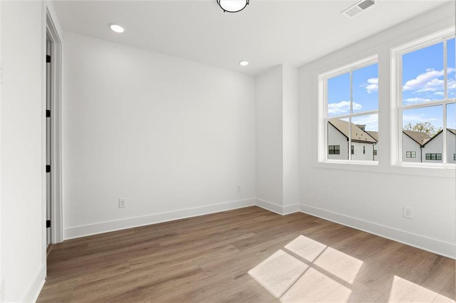 Spacious, unfurnished interior of a new home in , Alpharetta (Image 37).