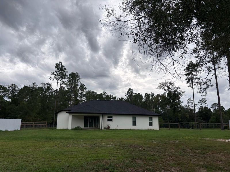 Exterior details and patio area of a home in , Dunnellon (Image 4).